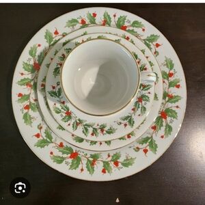 Noel Pearl Of China Vintage Elegant Holly Design 4-Piece Place Setting
